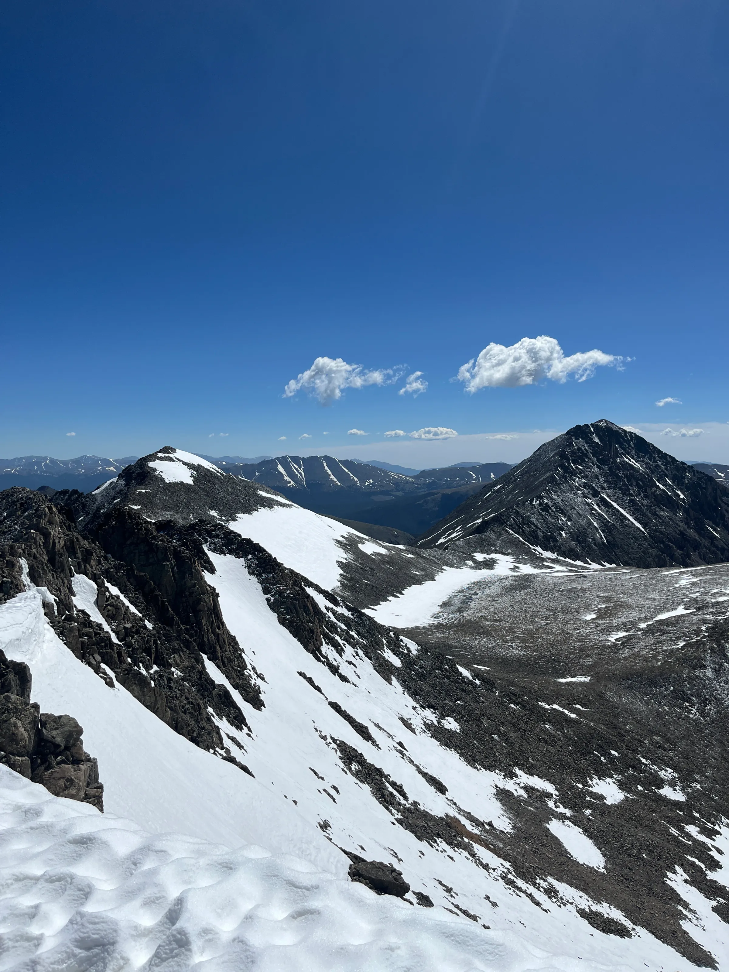 Snowy mountain range in Summit County Colorado - Contact Spring Cleaning Company for cleaning and junk removal in Breckenridge Frisco Silverthorne Dillon Keystone Blue River